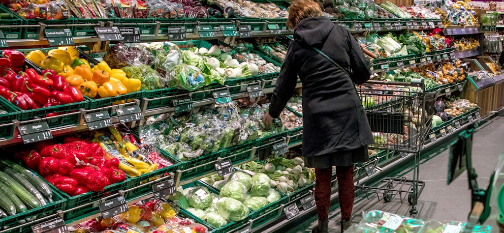 In den Regalen eines Supermarkts liegen Obst und Gemüse. Die Handelsketten machen sich jetzt bei den Preisen wieder härter Konkurrenz.