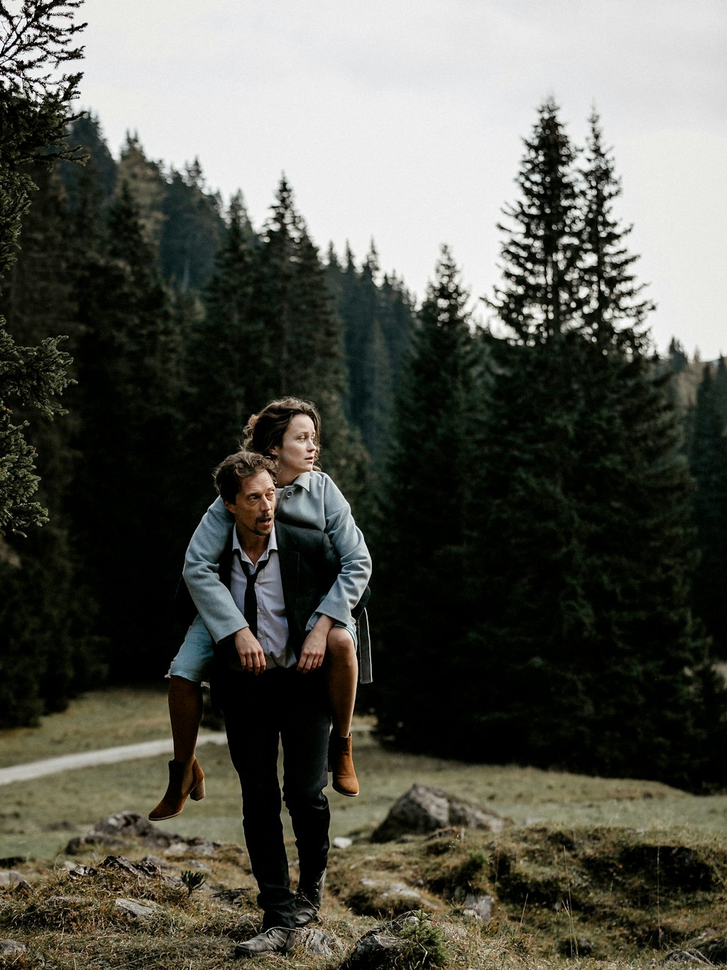Szene aus „Now or never“: Sterbehelfer Henry (Michael Pink) hat sich auf einen Trip in die Berge mit seiner Klientin Rebecca (Tinka Fürst) eingelassen, für den er ganz ungewohnte Kräfte mobilisieren muss.<br>