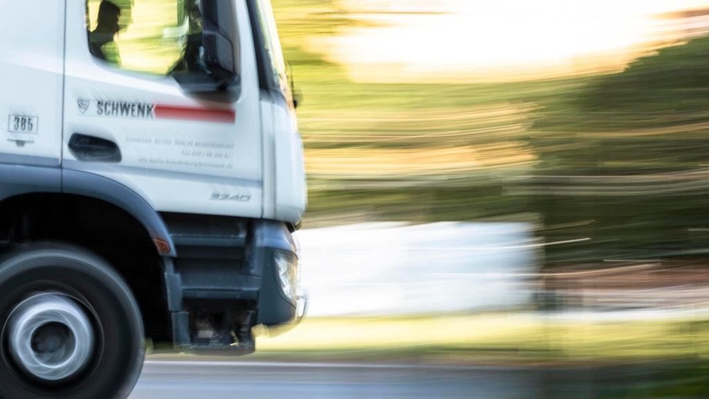 Ein Lkw während einer Fahrt (Symbolfoto)