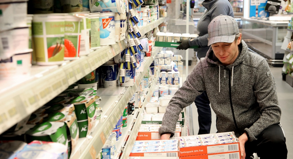 In einem Supermarkt in Wannsee werden die Regale nachgefüllt.