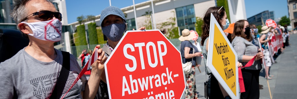 Demo vor dem Kanzleramt - Protest gegen eine mögliche Abwrackprämie, wie sie selbst in der Union umstritten ist, und für Klimaschutz. Am Dienstag Nachmittag kamen die Spitzen von Union und SPD mit Bundeskanzlerin Angela Merkel (CDU) zusammen, um über ein Corona-Wirtschaftsprogramm zu beraten. 