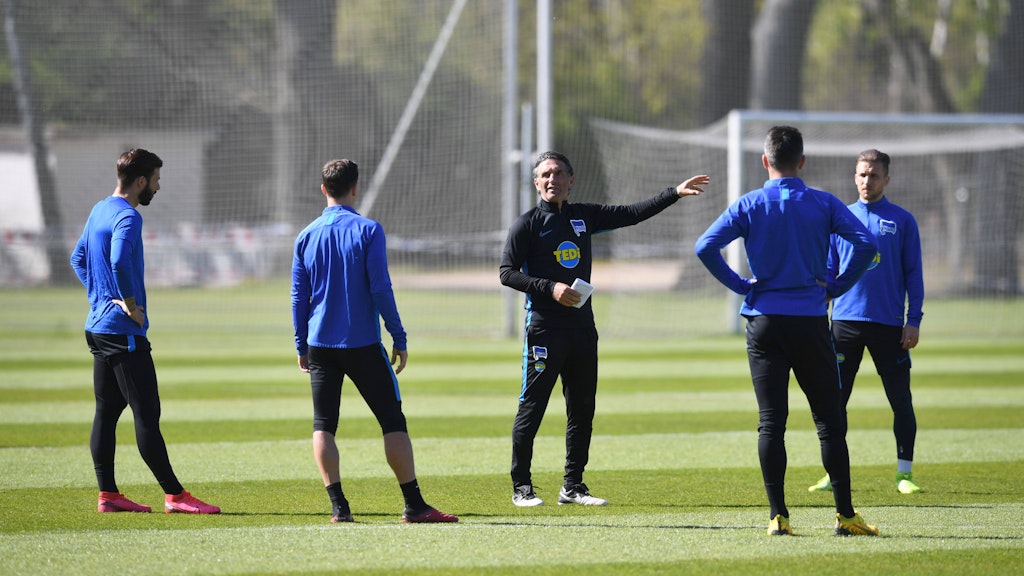 Alle hören auf sein Kommando: Trainer Bruno Labbadia brachte den Herthaner seine Spielidee schnell nahe. Foto: Imago Images