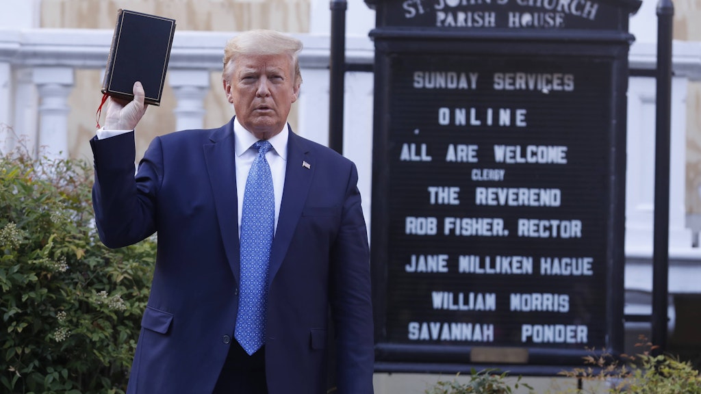 Donald Trump, der die Proteste als Verbrechen gegen Gott bezeichnet hatte, posiert vor der bei Krawallen beschädigten St. John's-Kirche von Washington D. C. mit einer Bibel.