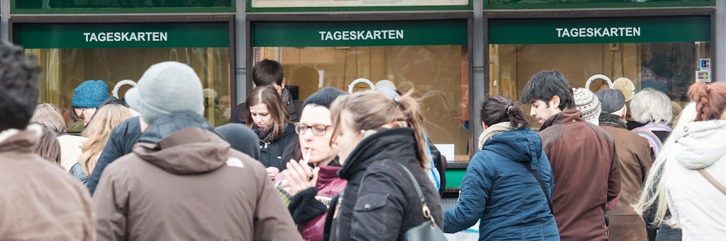 Besucher stehen in Berlin vor den Kassen am Tierpark. Als Dank für ihr gesellschaftliches Engagement gibt es für mehr als 10.000 Ehrenamtliche kostenlose oder ermäßigte Kultur- und Freizeitangebote.