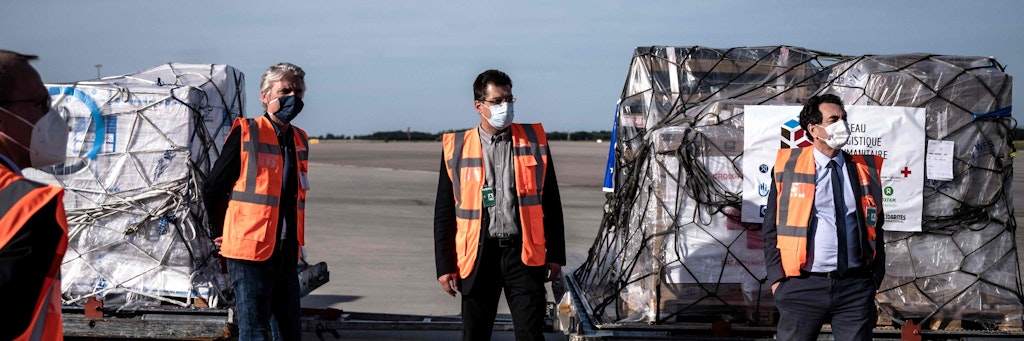 Anfang Mai war EU-Kommissar Janez Lenarcic (Mitte) dabei, als auf dem Flughafen von Lyon Hilfsmaterial für die Zentralafrikanische Republik verladen wurde, der es an Mitteln gegen die Corona-Pandemie fehlte. 