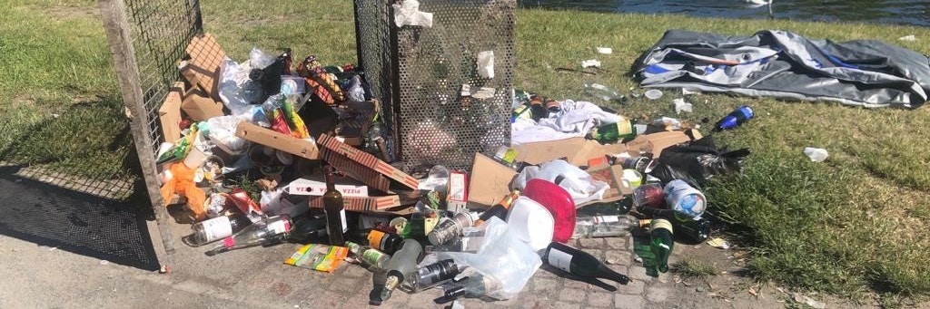 Müllberge blieben nach der Demonstration und Party am Landwehrkanal liegen.<br>