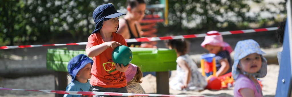 In den Kitas gelten spezielle Regeln, so dass noch längst nicht alle Kinder betreut werden können – zum Ärger vieler Eltern.