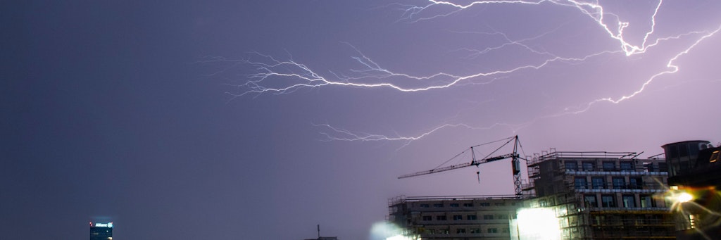 Blitze zucken während eines Gewitters unweit des Allianz-Hochhauses über den Himmel. Doch wo die Gewitter am Donnerstag toben werden, ist noch nicht vorherzusehen.