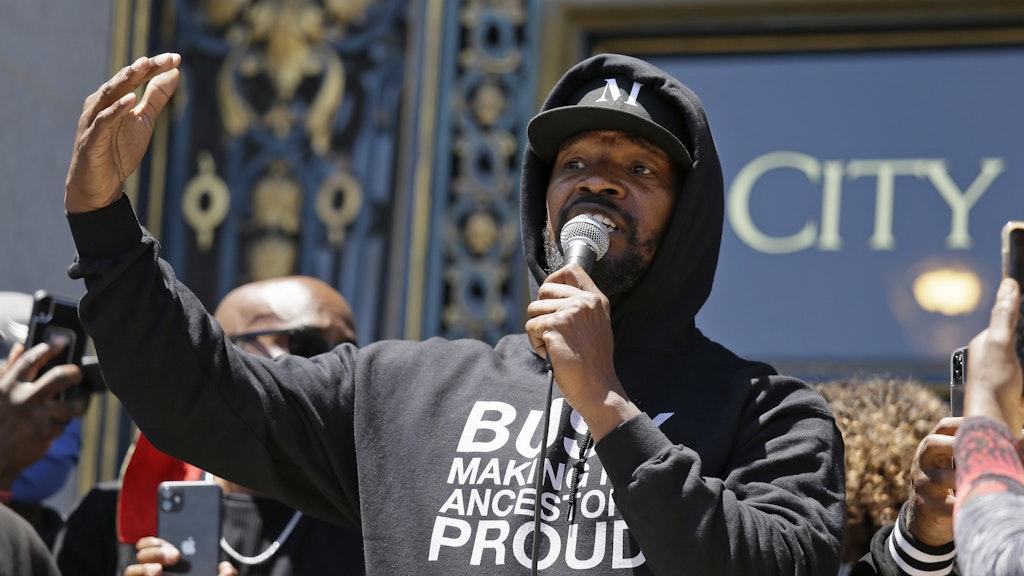 Schauspieler Jamie Foxx spricht zu Demonstranten in San Francisco. 