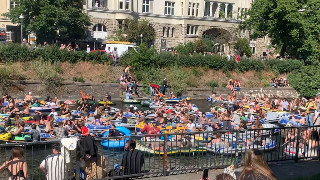 Das Standbild aus einem Video zeigt eine Wasser-Demonstration mit Booten auf dem Landwehrkanal. 