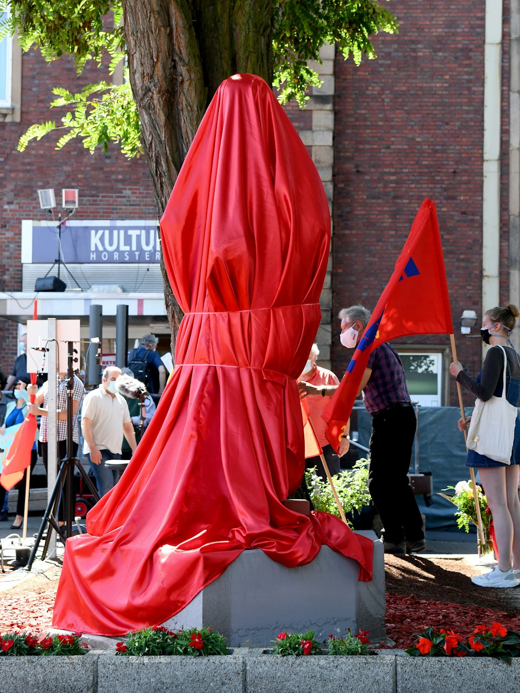 Die Figur des russischen Revolutionsführers war in ein rotes Tuch gehüllt.