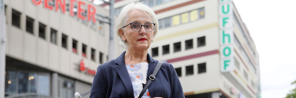 Kundin Roswitha Wojtek (68) war selbst jahrzehntelang Kaufhof-Mitarbeiterin und hat Mitleid mit den ehemaligen Kollegen.