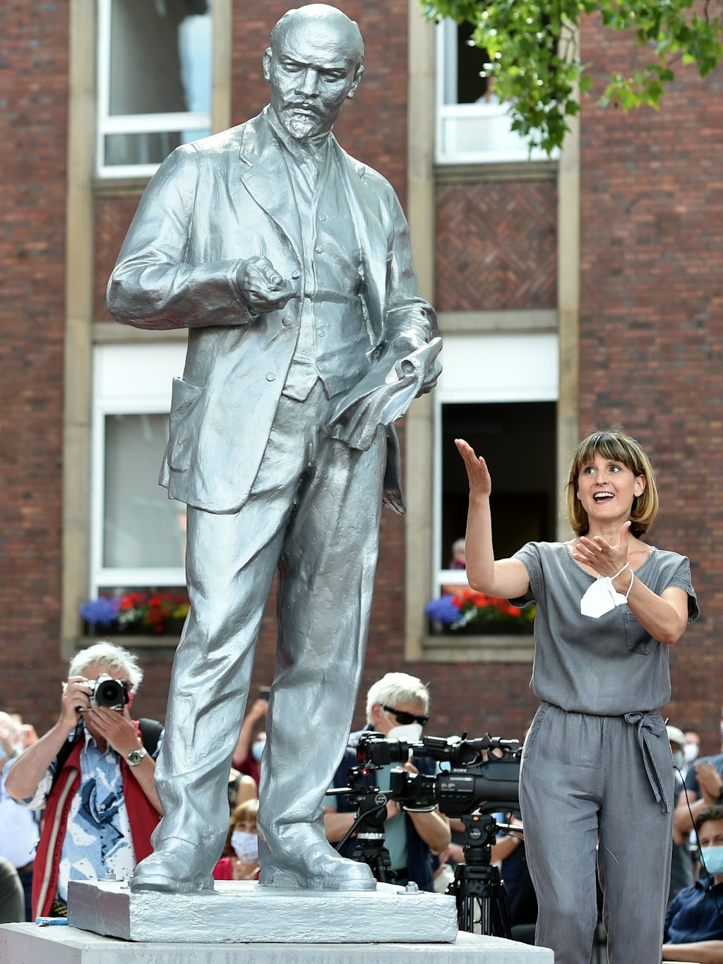 2,15 Meter hoch steht Lenin ab sofort vor der Parteizentrale der linksextremistischen MLPD.