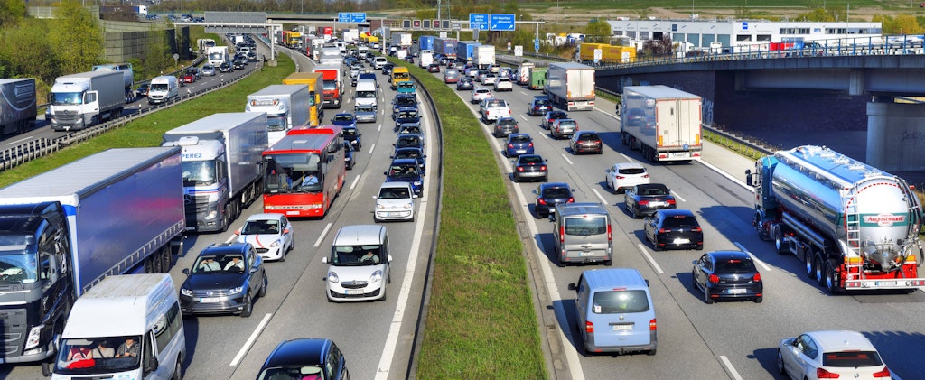 Stau auf der A1 bei Hamburg. Dazu wird es auch im Sommer kommen, sagt ein Zukunftsforscher.