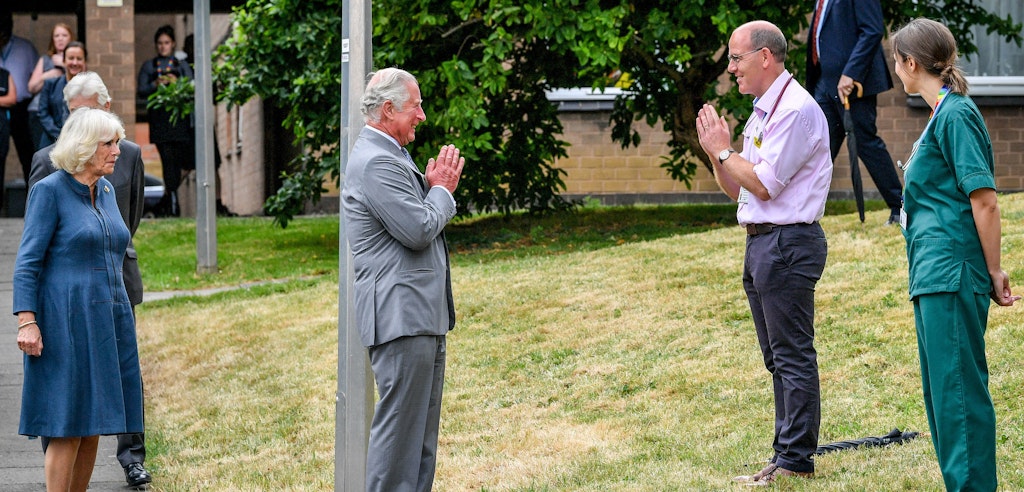 Prinz Charles und Camilla besuchen eine Klinik in Cheltenham. Begrüßt wurde mit Abstand.