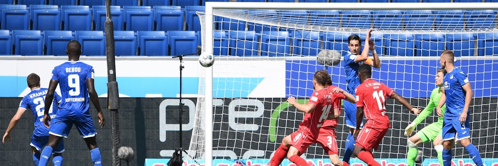 Und da klingelt es zum zweiten Mal im Kasten von Moritz Nicolas (grünes Trikot). Andrej Kramaric steht Blank und setzt die Kugel in die Maschen. <br><br>
