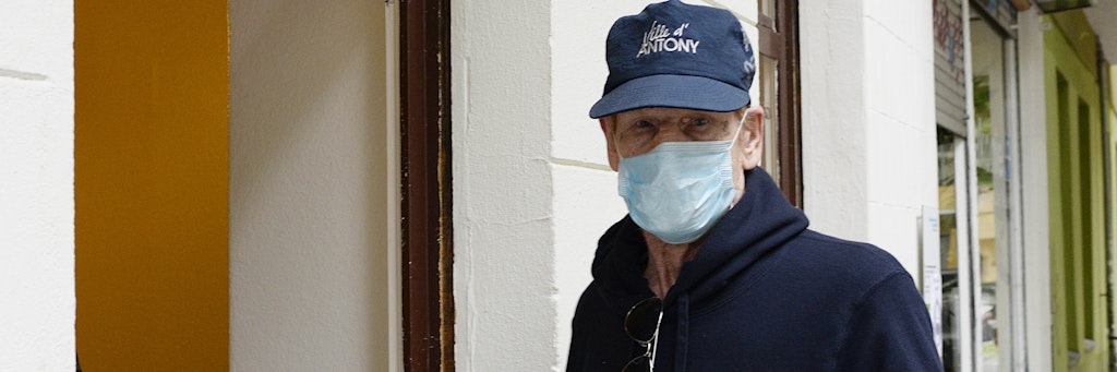 Herbert (67) holt sich viermal pro Woche ein Lunchpaket aus der Tee- und Wärmestube Neukölln ab. Das Essen wird ihm momentan noch durch ein Fenster gereicht. 