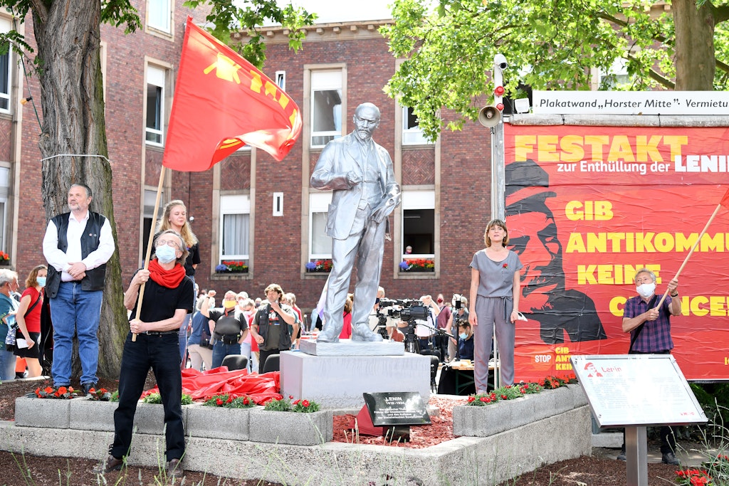 Anhänger schwenkten rote Fahnen, als die Skulptur feierlich enthüllt wurde.