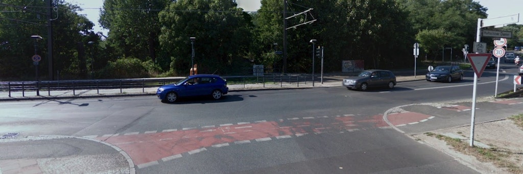 An der Einmündung der Rahnsdorfer Straße in den Hultschiner Damm muss der Fußgänger-, Radler-, Auto- und Tramverkehr geregelt werden.