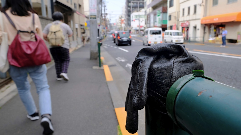 Jeder Handschuh ist ein potenzielles Fotomotiv für Koji Ishii.