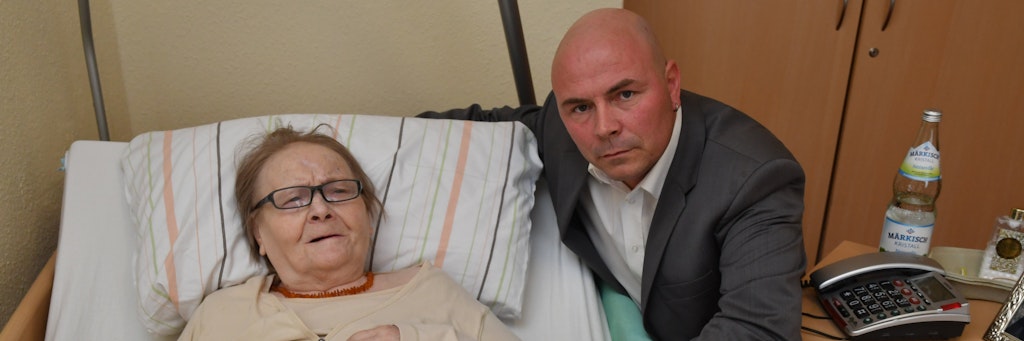 Michael Schulz (43) zusammen mit seiner Großmutter Lieselotte (80). Er schließt nicht aus, Anzeige gegen einen Arzt zu erstatten.