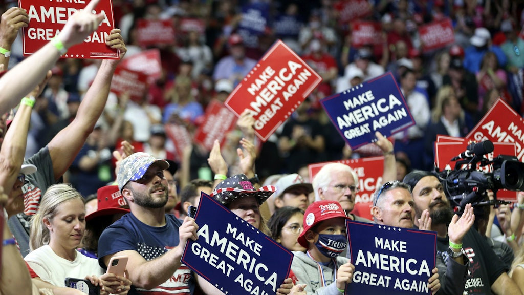 Mundschutz und Sicherheitsabstand? Bei Trumps Anhängern ist das offensichtlich kein Thema. Dabei sind die Infektionszahlen in Oklahoma auf Rekordniveau. 