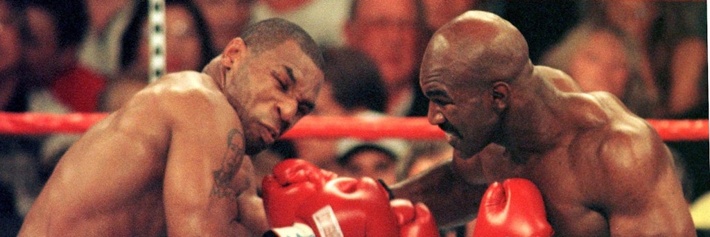 Mike Tyson (l.) im Kampf mit Evander Holyfield. 