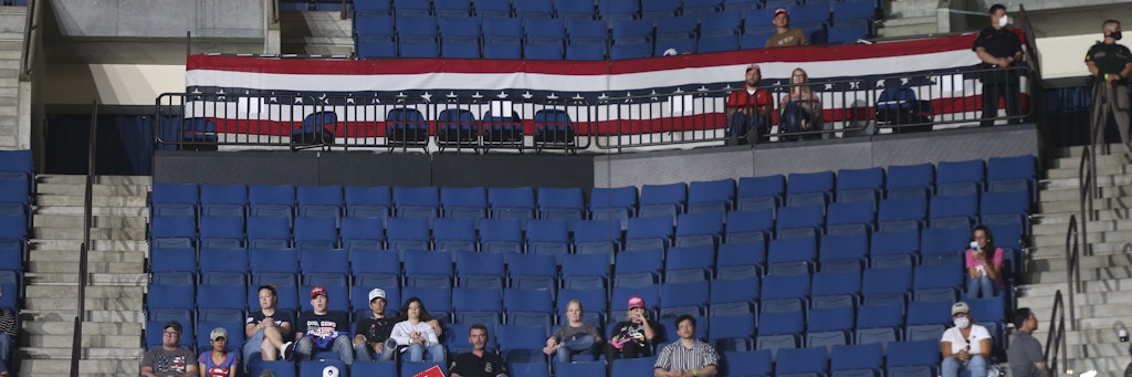Ganze Reihen in der Sportarena blieben bei Trumps Wahlkampf-Premiere leer.