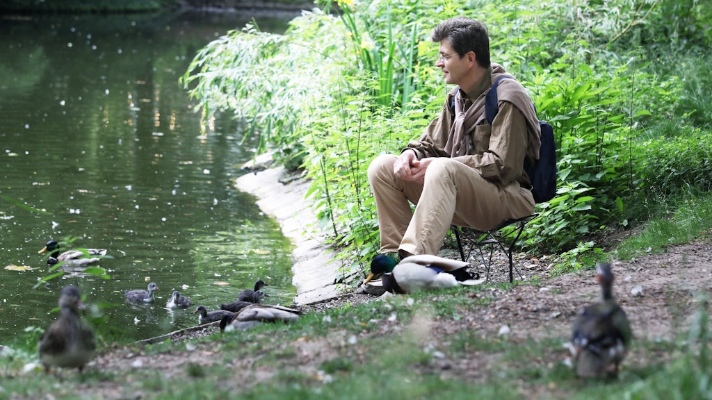Wenn er am Ufer sitzt, strahlt er Ruhe aus – wichtig für die Vögel, sagt Fischer.