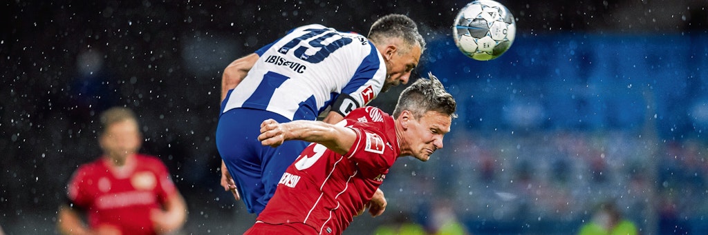 Das 1:0 im Berliner Geisterderby: Vedad Ibisevic trifft für Hertha BSC, Unioner Michael Parensen kommt zu spät.