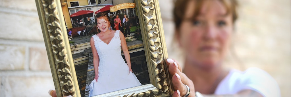 Katrin zeigt ein Hochzeitsbild ihrer Schwester Annett aus glücklichen Tagen.