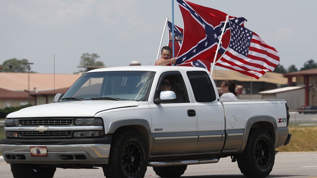 Nascar-Fans fahren mit gehisster Konföderierten-Flagge zum Kurs in Talladega im US-Bundeststaat Alabama. 