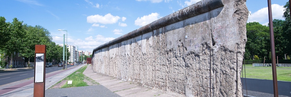 Blick entlang der Mauer - Bernauer Strasse. Hier steht noch ein kleiner Teil der originalen Berliner Mauer.