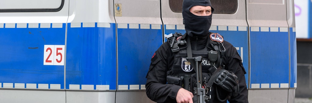 Polizist bei einer Razzia.