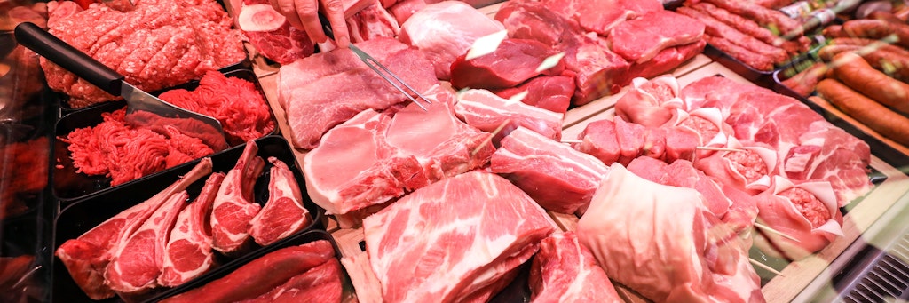 Schweinefleisch und Rindfleisch liegen in einer Fleischtheke in einem Supermarkt. 
