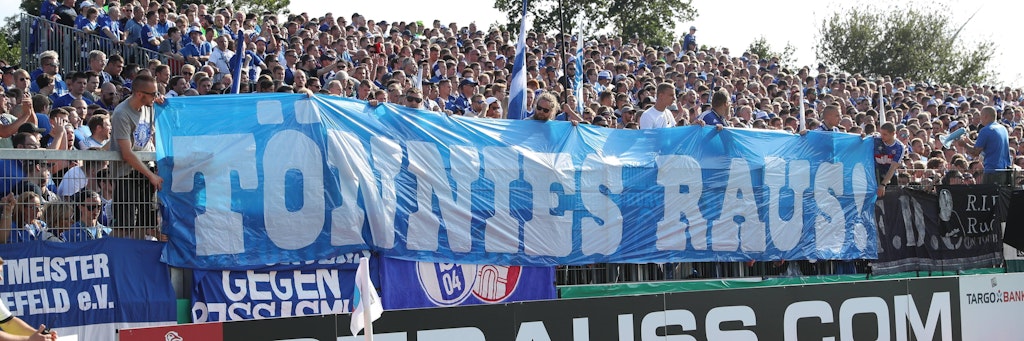 Die Schalke Fans mögen schon lange Aufsichtsratsboss Clemens Tönnies nicht mehr. Schon im Sommer 2019 forderten sie den Rausschmiss. Jetzt wird der Protest massiver.