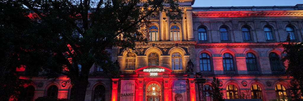 Das Naturkundemuseum ist rot angestrahlt. Die Veranstaltungsbranche will mit der bundesweiten Aktion "Night of Light" im ganzen Land auf ihre Notlage durch die Corona-Pandemie aufmerksam machen.