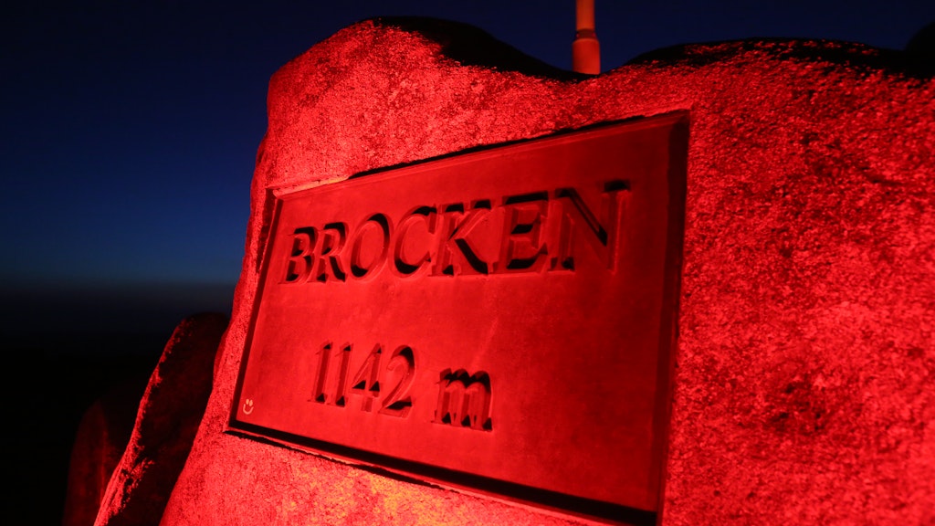 Der Brockenstein wird im Rahmen der Aktion «Night of Light» rot beleuchtet. 