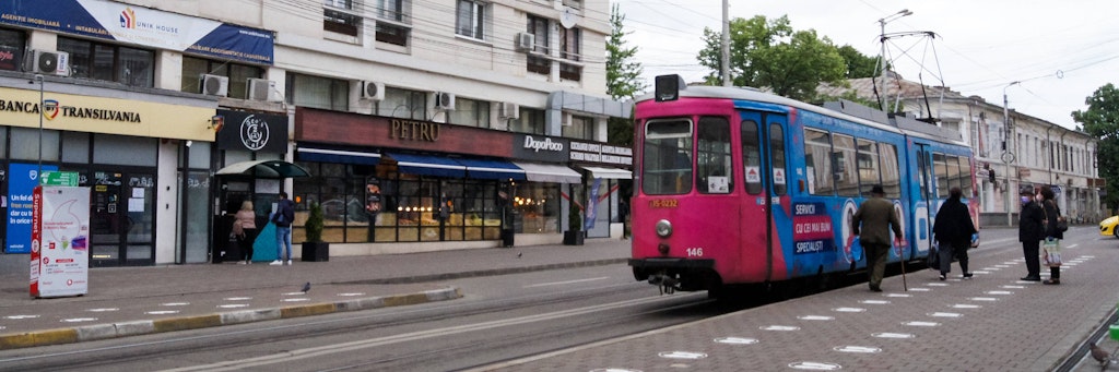 In Rumänien werden aktuell viele Beschränkungen wieder aufgehoben. Wie hier in der Stadt Iasi ist der Mundschutz in öffentlichen Verkehrsmitteln aber noch Pflicht.