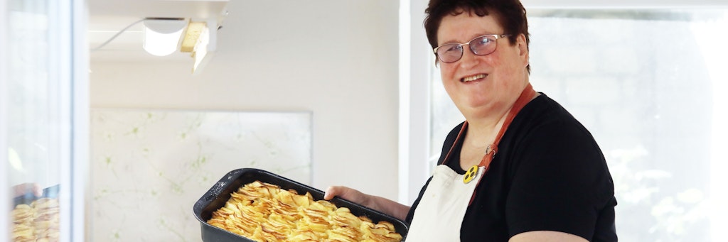 Doris Hollnagel (65) fertigt in ihrem Galerie-Cafe leckere Kuchen für die Gäste. Von ihrer Blindheit lässt sie sich dabei nicht irritieren.