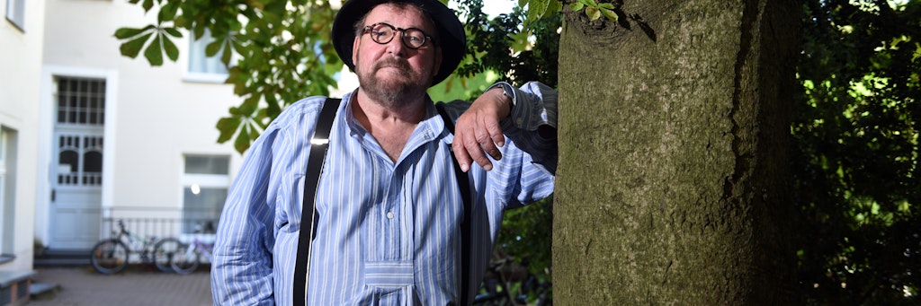 Walter Plathe an der Kastanie aus seiner Kindheit, die in einem Hinterhof in der Ackerstraße steht.