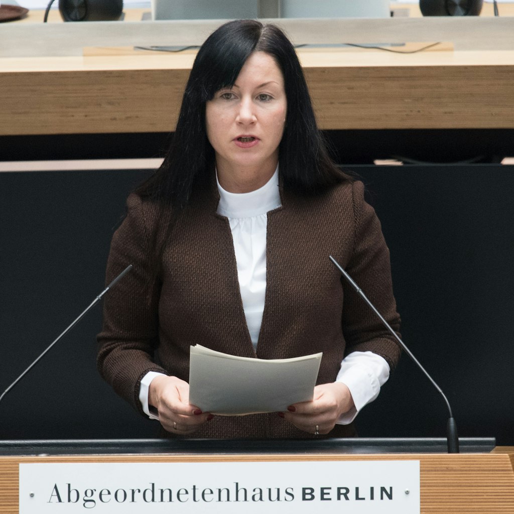 Clara West (SPD) am Rednerpult im Abgeornetenhaus Berlin.