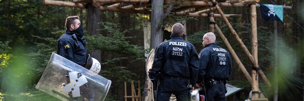 Polizisten stehen im Hambacher Forst vor einer von Umwelt-Aktivisten gebauten Plattform.