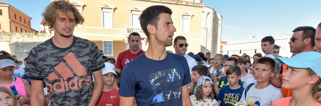 Novak Djokovic (r.) und Alexander Zverev hielten sich bei einem vom Serben organisierten Show-Turnier an gar keine Corona-Regeln. 
