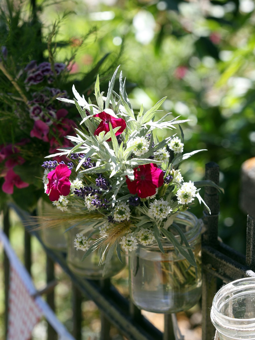 Bunte Blüten hängen an Alice Börsts Gartenzaun