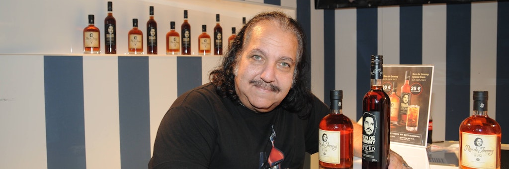 Bei der Erotik-Messe Venus in Berlin präsentierte Ron Jeremy im Jahr 2012 seinen eigenen Rum.