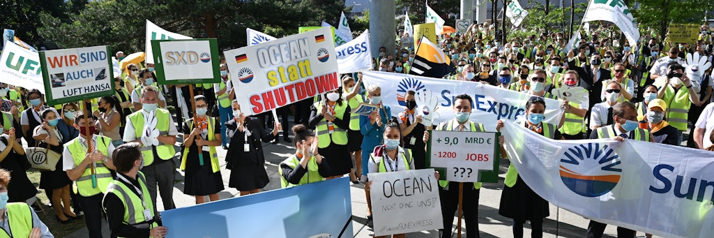  Mitarbeiter von Lufthansa und des eingestellten Tochterunternehmens SunExpress demonstrierten vor der Konzernzentrale für ihre Jobs. 