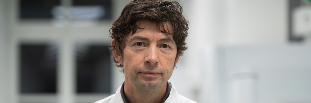 Christian Drosten, Direktor des Instituts für Virologie an der Charité in Berlin, steht im Institut für Virologie an der Charité 