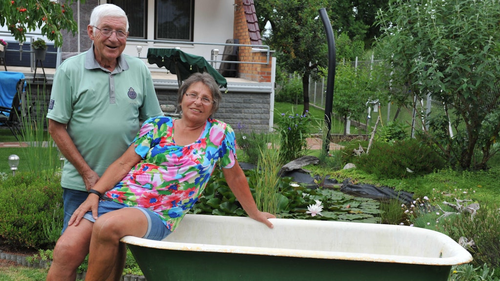 In der alten Badewanne im Garten machen es sich die Eheleute gern gemütlich.