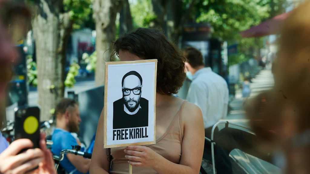 „Free Kirill“ steht auf dem Plakat einer Frau vor der russischen Botschaft Unter den Linden.